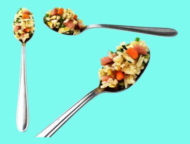 Kırpılmış bir kaşık kızarmış pirinç, yeşil arka planda gölge yok. Çin pilavı, karışık sebze, yumurta ve sosis (Yangzhou tarzı).)