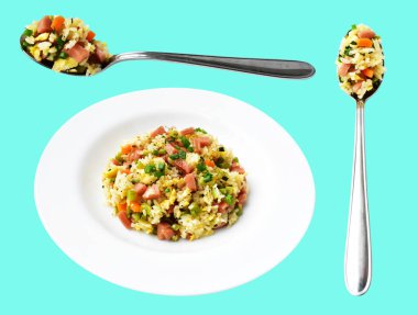 Kırpılmış bir kaşık kızarmış pirinç, yeşil arka planda gölge yok. Çin pilavı, karışık sebze, yumurta ve sosis (Yangzhou tarzı).)