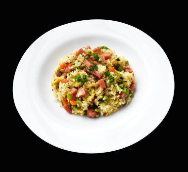 Kırpılmış pirinç, siyah arka planda gölge yok. Çin pilavı, karışık sebze, yumurta ve sosis (Yangzhou tarzı).)