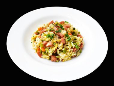 Kırpılmış pirinç, siyah arka planda gölge yok. Çin pilavı, karışık sebze, yumurta ve sosis (Yangzhou tarzı).)