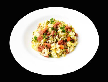 Kırpılmış pirinç, siyah arka planda gölge yok. Çin pilavı, karışık sebze, yumurta ve sosis (Yangzhou tarzı).)