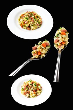 Kırpılmış pirinç, siyah arka planda gölge yok. Çin pilavı, karışık sebze, yumurta ve sosis (Yangzhou tarzı).)