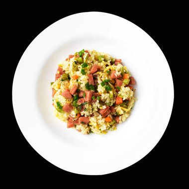 Kırpılmış pirinç, siyah arka planda gölge yok. Çin pilavı, karışık sebze, yumurta ve sosis (Yangzhou tarzı).)