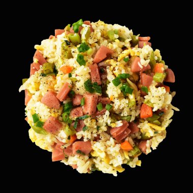 Kırpılmış pirinç, siyah arka planda gölge yok. Çin pilavı, karışık sebze, yumurta ve sosis (Yangzhou tarzı).)