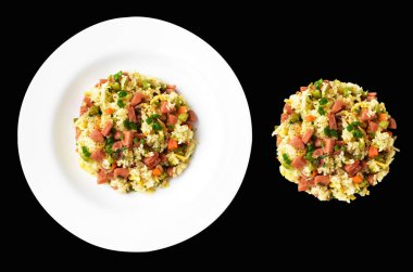 Kırpılmış pirinç, siyah arka planda gölge yok. Çin pilavı, karışık sebze, yumurta ve sosis (Yangzhou tarzı).)