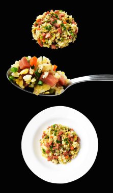 Kırpılmış pirinç, siyah arka planda gölge yok. Çin pilavı, karışık sebze, yumurta ve sosis (Yangzhou tarzı).)