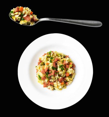 Kırpılmış pirinç, siyah arka planda gölge yok. Çin pilavı, karışık sebze, yumurta ve sosis (Yangzhou tarzı).)