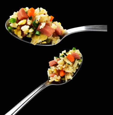 Kırpılmış bir kaşık kızarmış pirinç, siyah arka planda gölge yok. Çin pilavı, karışık sebze, yumurta ve sosis (Yangzhou tarzı).)