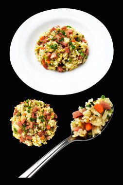 Kırpılmış pirinç, siyah arka planda gölge yok. Çin pilavı, karışık sebze, yumurta ve sosis (Yangzhou tarzı).)