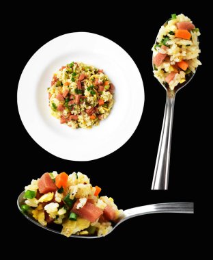 Kırpılmış pirinç, siyah arka planda gölge yok. Çin pilavı, karışık sebze, yumurta ve sosis (Yangzhou tarzı).)