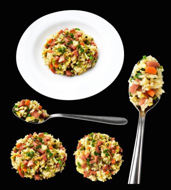 Kırpılmış pirinç, siyah arka planda gölge yok. Çin pilavı, karışık sebze, yumurta ve sosis (Yangzhou tarzı).)