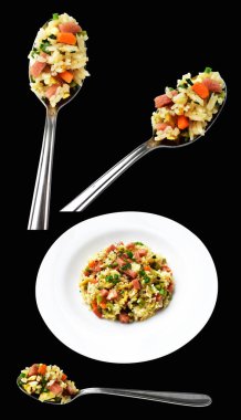 Kırpılmış pirinç, siyah arka planda gölge yok. Çin pilavı, karışık sebze, yumurta ve sosis (Yangzhou tarzı).)