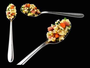 Kırpılmış bir kaşık kızarmış pirinç, siyah arka planda gölge yok. Çin pilavı, karışık sebze, yumurta ve sosis (Yangzhou tarzı).)