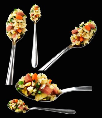 Kırpılmış pirinç, siyah arka planda gölge yok. Çin pilavı, karışık sebze, yumurta ve sosis (Yangzhou tarzı).)