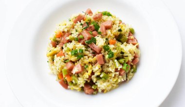 Beyaz arka planda kızarmış pirinç. Çin pilavı, karışık sebze, yumurta ve sosis (Yangzhou tarzı).)