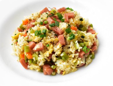 Beyaz arka planda kızarmış pirinç. Çin pilavı, karışık sebze, yumurta ve sosis (Yangzhou tarzı).)