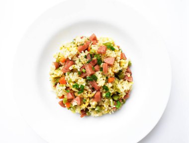 Beyaz arka planda kızarmış pirinç. Çin pilavı, karışık sebze, yumurta ve sosis (Yangzhou tarzı).)