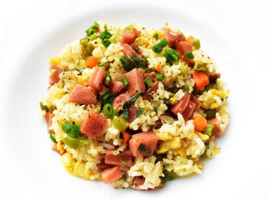 Beyaz arka planda kızarmış pirinç. Çin pilavı, karışık sebze, yumurta ve sosis (Yangzhou tarzı).)