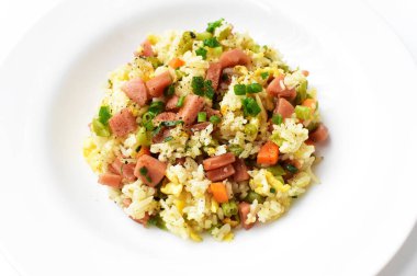 Beyaz arka planda kızarmış pirinç. Çin pilavı, karışık sebze, yumurta ve sosis (Yangzhou tarzı).)