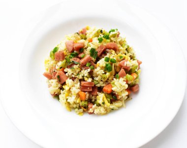 Beyaz arka planda kızarmış pirinç. Çin pilavı, karışık sebze, yumurta ve sosis (Yangzhou tarzı).)