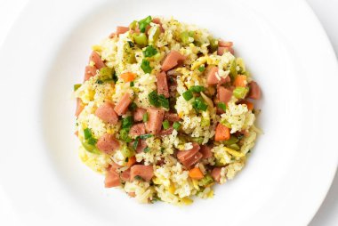 Beyaz arka planda kızarmış pirinç. Çin pilavı, karışık sebze, yumurta ve sosis (Yangzhou tarzı).)