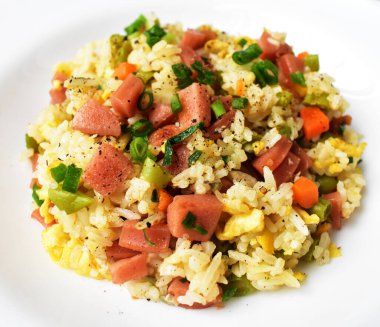 Beyaz arka planda kızarmış pirinç. Çin pilavı, karışık sebze, yumurta ve sosis (Yangzhou tarzı).)