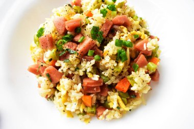 Beyaz arka planda kızarmış pirinç. Çin pilavı, karışık sebze, yumurta ve sosis (Yangzhou tarzı).)