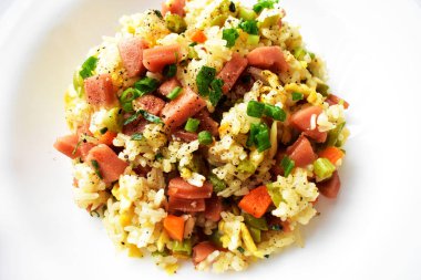 Beyaz arka planda kızarmış pirinç. Çin pilavı, karışık sebze, yumurta ve sosis (Yangzhou tarzı).)