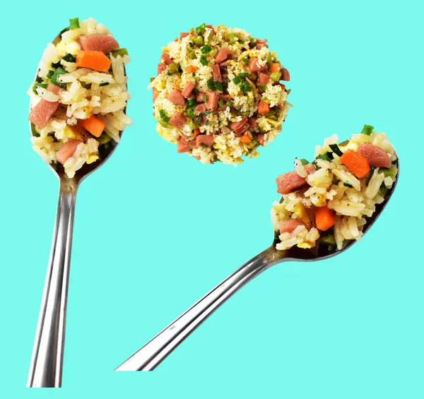 Kırpılmış bir kaşık kızarmış pirinç, yeşil arka planda gölge yok. Çin pilavı, karışık sebze, yumurta ve sosis (Yangzhou tarzı).)