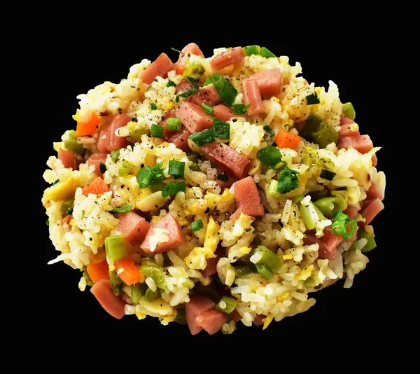 Kırpılmış pirinç, siyah arka planda gölge yok. Çin pilavı, karışık sebze, yumurta ve sosis (Yangzhou tarzı).)