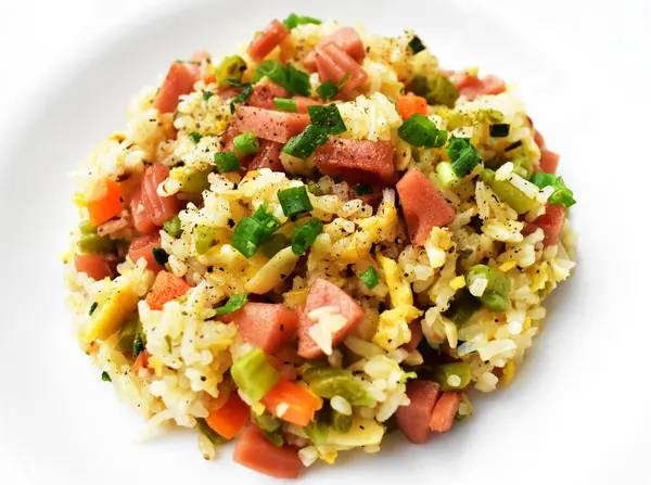 Beyaz arka planda kızarmış pirinç. Çin pilavı, karışık sebze, yumurta ve sosis (Yangzhou tarzı).)
