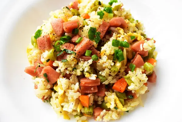 Beyaz arka planda kızarmış pirinç. Çin pilavı, karışık sebze, yumurta ve sosis (Yangzhou tarzı).)
