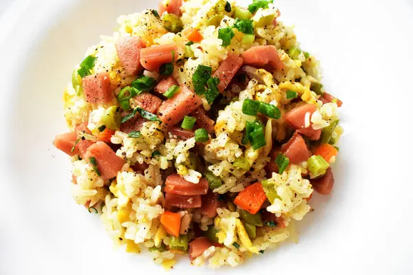 Beyaz arka planda kızarmış pirinç. Çin pilavı, karışık sebze, yumurta ve sosis (Yangzhou tarzı).)