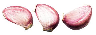 Sarımsak karanfili kırpma yolu ile izole edilmiş, beyaz arka planda gölge yok, malzeme pişirme, mor sarımsak