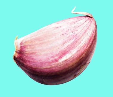 Sarımsak karanfili kırpma yolu ile izole edilmiş, yeşil arka planda gölge yok, malzeme pişirme, mor sarımsak