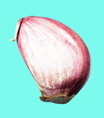 Sarımsak karanfili kırpma yolu ile izole edilmiş, yeşil arka planda gölge yok, malzeme pişirme, mor sarımsak