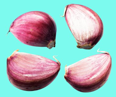 Sarımsak karanfili kırpma yolu ile izole edilmiş, yeşil arka planda gölge yok, malzeme pişirme, mor sarımsak