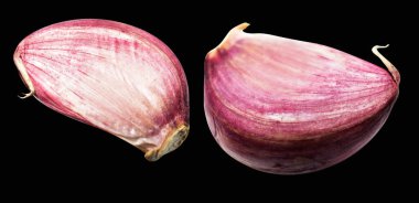 Sarımsak karanfili kırpma yolu ile izole edilmiş, siyah arka planda gölge yok, malzeme pişirme, mor sarımsak