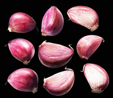 Sarımsak karanfili kırpma yolu ile izole edilmiş, siyah arka planda gölge yok, malzeme pişirme, mor sarımsak