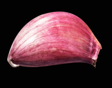 Sarımsak karanfili kırpma yolu ile izole edilmiş, siyah arka planda gölge yok, malzeme pişirme, mor sarımsak