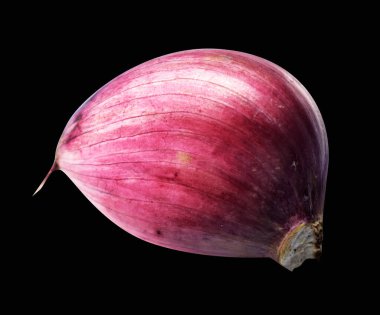 Sarımsak karanfili kırpma yolu ile izole edilmiş, siyah arka planda gölge yok, malzeme pişirme, mor sarımsak