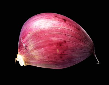 Sarımsak karanfili kırpma yolu ile izole edilmiş, siyah arka planda gölge yok, malzeme pişirme, mor sarımsak