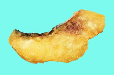 Kızarmış fileto balığı kırpma yolu ile izole edilmiş, yeşil arka planda gölge yok.