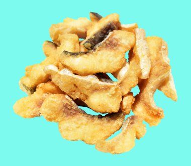 Kızarmış fileto balığı kırpma yolu ile izole edilmiş, yeşil arka planda gölge yok.