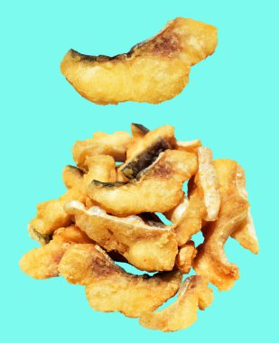 Kızarmış fileto balığı kırpma yolu ile izole edilmiş, yeşil arka planda gölge yok.