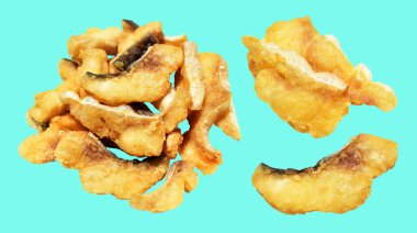 Kızarmış fileto balığı kırpma yolu ile izole edilmiş, yeşil arka planda gölge yok.