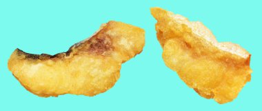 Kızarmış fileto balığı kırpma yolu ile izole edilmiş, yeşil arka planda gölge yok.