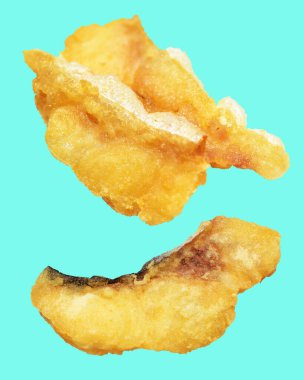 Kızarmış fileto balığı kırpma yolu ile izole edilmiş, yeşil arka planda gölge yok.