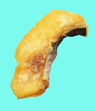 Kızarmış fileto balığı kırpma yolu ile izole edilmiş, yeşil arka planda gölge yok.