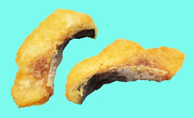 Kızarmış fileto balığı kırpma yolu ile izole edilmiş, yeşil arka planda gölge yok.